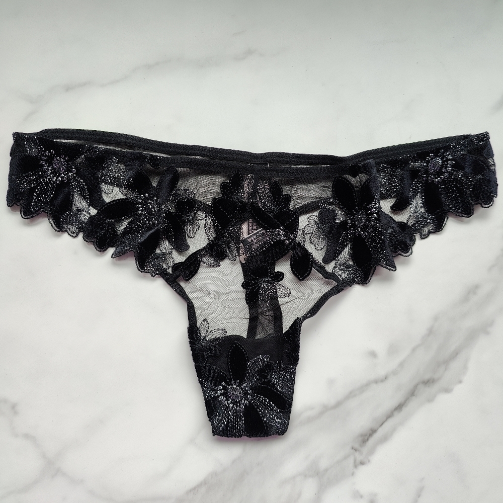 NWT VICTORIA'S SECRET VERY SEXY VELVET AND MESH FLORAL EMBROIDERED THONG SIZE SM